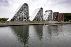 Bølgehusene i Vejle är ritade av Henning Larsen Architects.

Photo: News Øresund - Johan Wessman
© News Øresund - Johan Wessman (CC BY 3.0)

Detta verk av News Øresund är licensierat under en Creative Commons Erkännande 3.0 Unported-licens (CC BY 3.0). Bilden får fritt publiceras under förutsättning att källa anges. .The picture can be used freely under the prerequisite that the source is given. News Øresund, Malmö, Sweden
News Øresund är en oberoende regional nyhetsbyrå som är en del av det oberoende dansk-svenska kunskapscentrat Øresundsinstituttet.

www.newsoresund.org
www.oresundsinstituttet.org